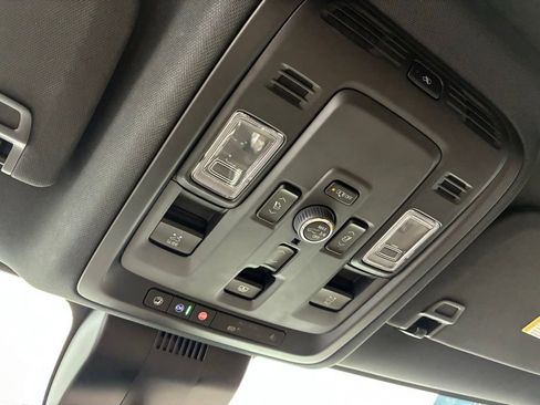 Used 2025 Chevrolet Suburban High Country AWD/4WD image 16