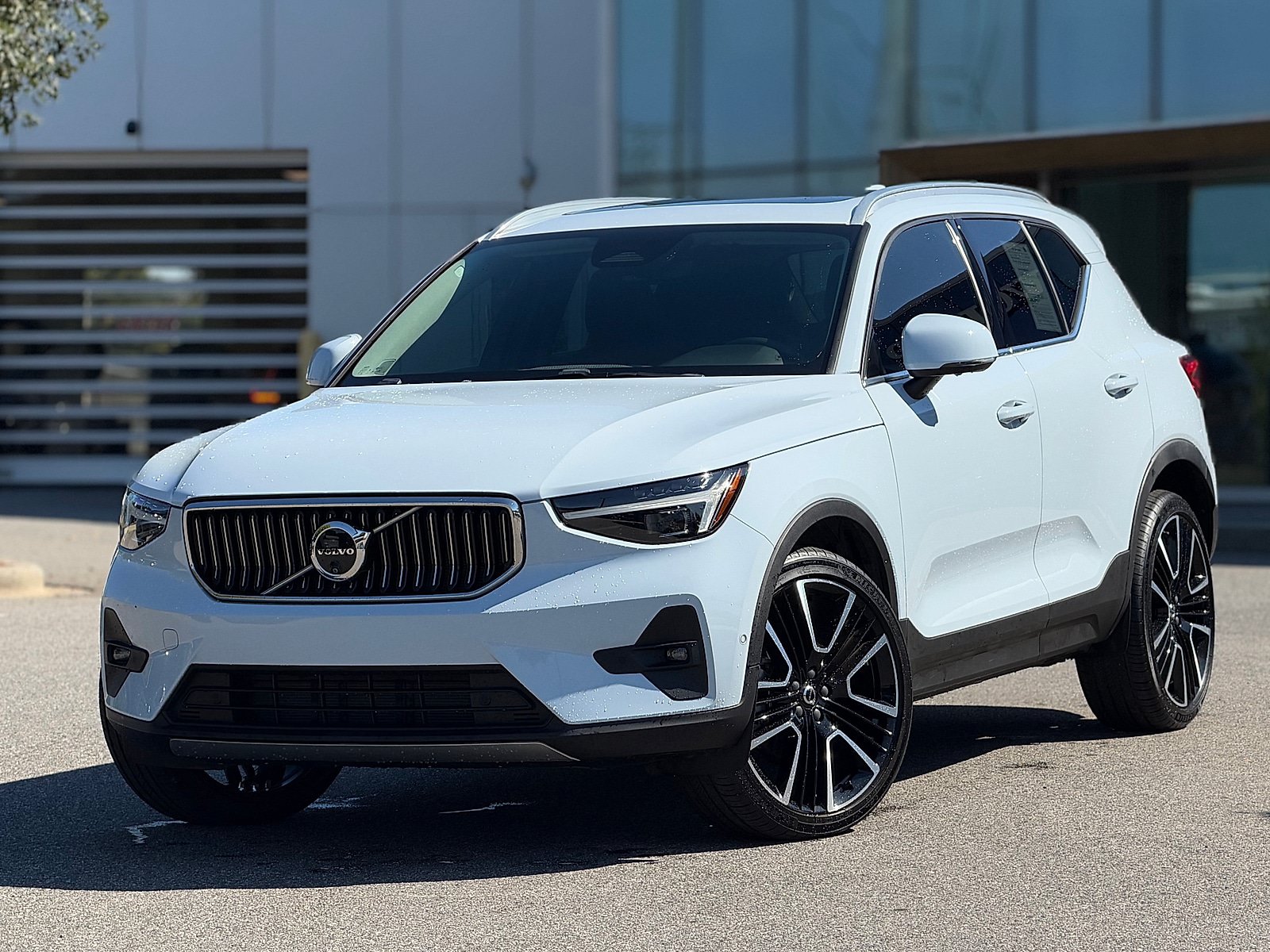 Certified 2024 Volvo XC40 B5 Ultimate w/ Protection Package Premier AWD/4WD image 1