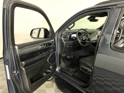 Used 2024 Jeep Wagoneer L Series II AWD/4WD image 30
