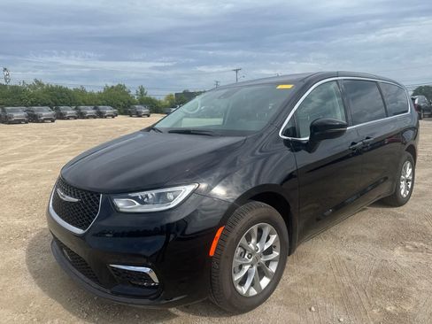 Used 2024 Chrysler Pacifica Touring-L AWD/4WD image 11