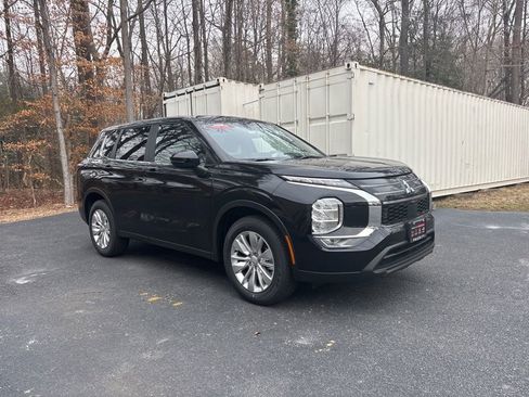 New 2026 Mitsubishi Outlander ES image 1