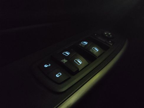 Used 2019 Jeep Cherokee Limited FWD image 27