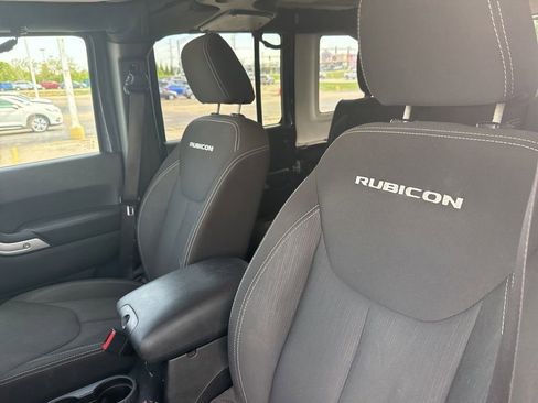 Used 2017 Jeep Wrangler Unlimited Rubicon w/ Connectivity Group AWD/4WD image 18