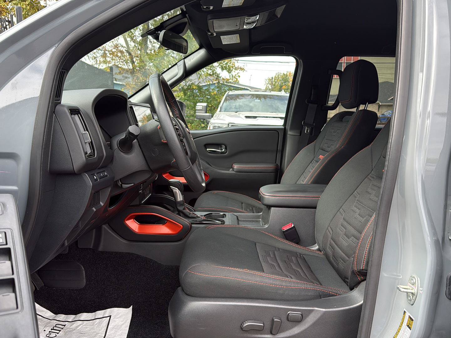 Used 2025 Nissan Frontier PRO-4X AWD/4WD image 9