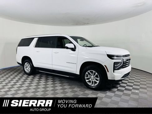 Used 2025 Chevrolet Suburban LT RWD image 1