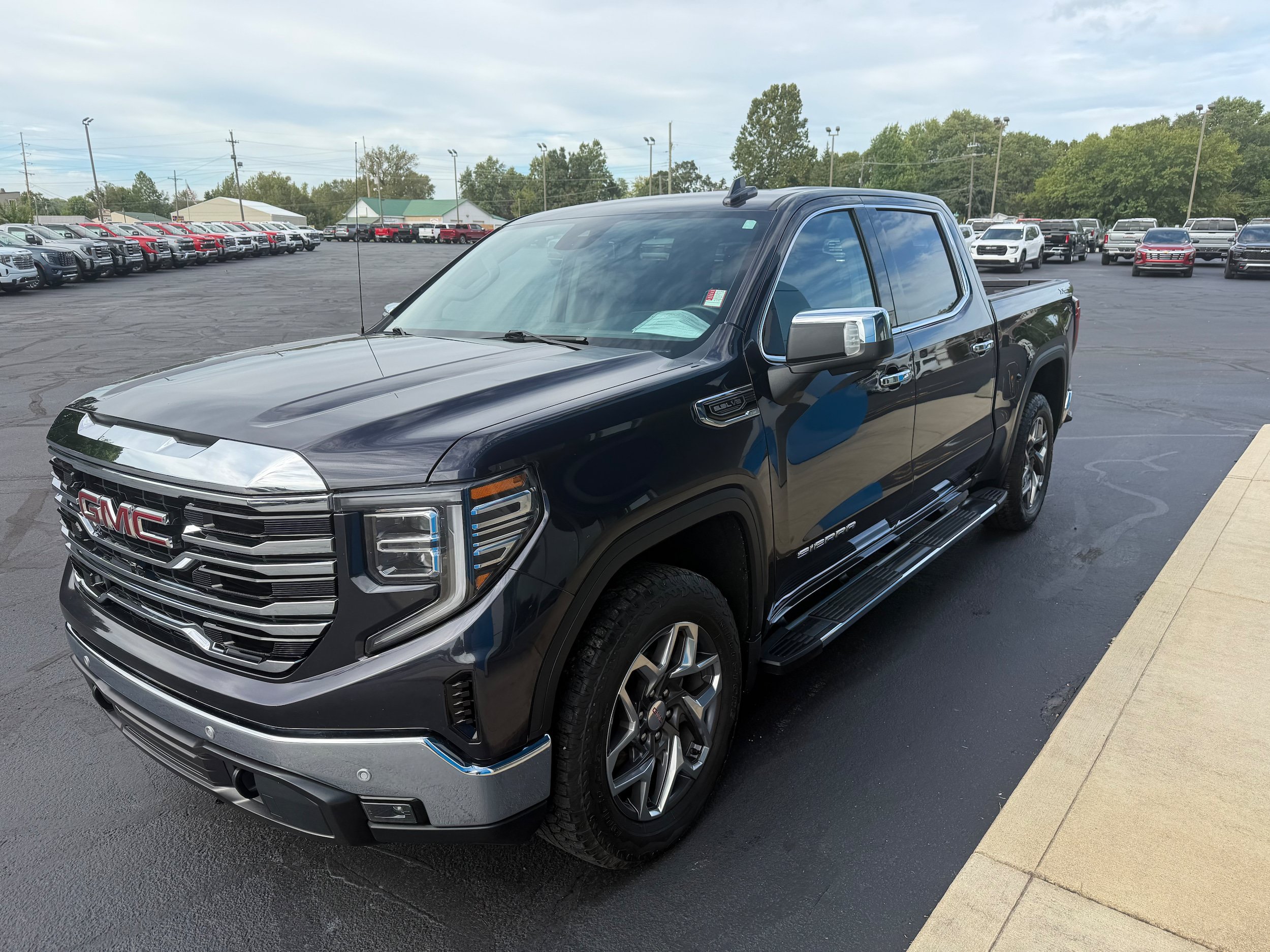 Used 2022 GMC Sierra 1500 SLT w/ SLT Premium Plus Package AWD/4WD image 8