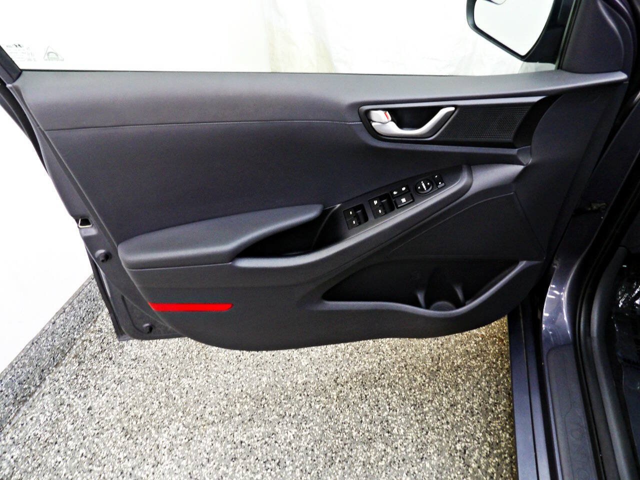 Used 2018 Hyundai Ioniq Blue FWD image 7
