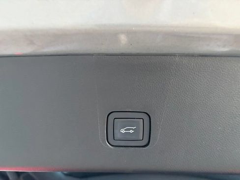 Used 2018 Chevrolet Traverse Premier w/ Driver Confidence II Package FWD image 20