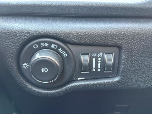 Used 2025 Chrysler Pacifica Select image 25