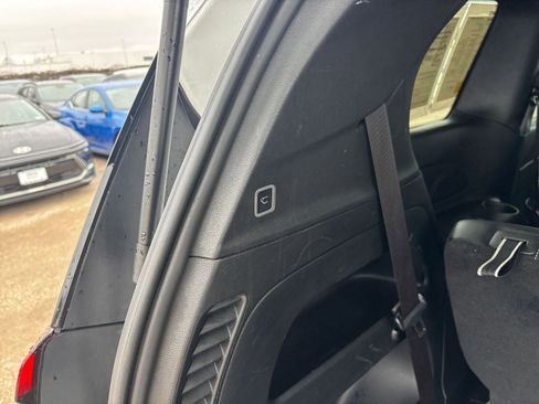 Used 2025 Chrysler Pacifica Select image 23