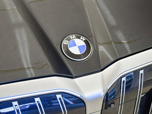 Used 2025 BMW 530i w/ Premium Package image 8