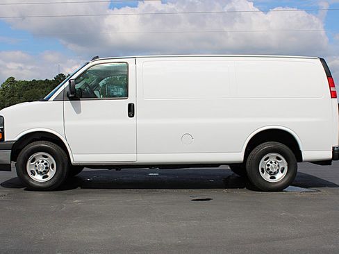 Used 2024 Chevrolet Express 2500 w/ Driver Convenience Package image 7