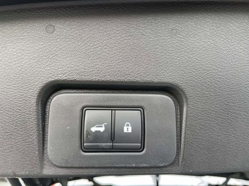 Used 2024 Nissan Rogue SV image 47