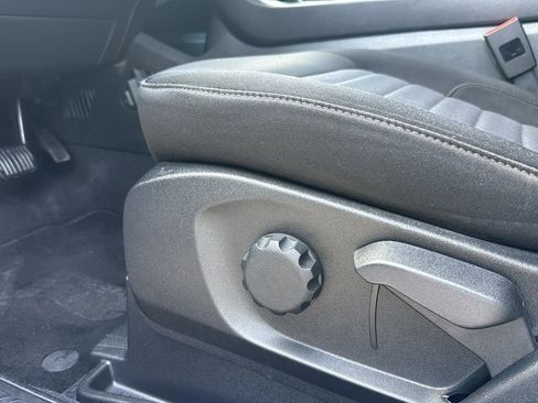 Used 2024 Ford Edge SE w/ Black Appearance Package image 9