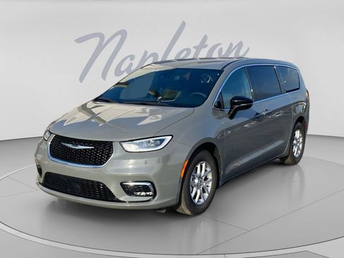 Used 2025 Chrysler Pacifica Select FWD image 4