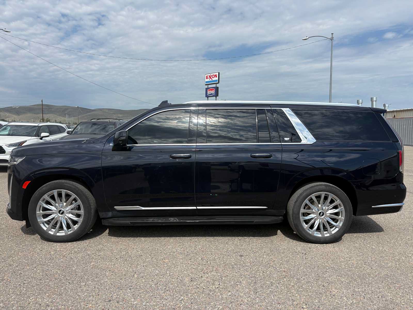 Used 2021 Cadillac Escalade ESV Premium Luxury w/ Driver Assist Tech Package AWD/4WD image 10