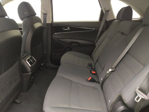 Used 2017 Kia Sorento LX w/ LX Convenience Package image 18