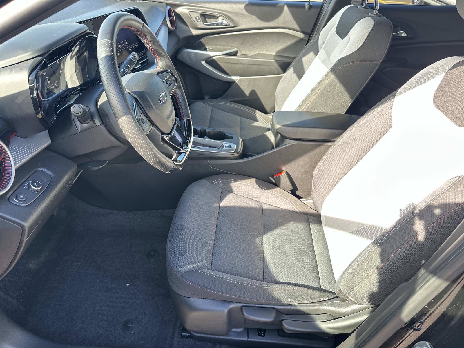 Used 2025 Chevrolet Trax RS w/ Driver Confidence Package FWD image 18
