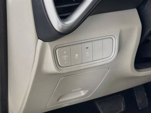 Used 2025 Kia Soul LX w/ LX Technology Package FWD image 13