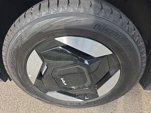 Certified 2024 Kia EV9 Light Long Range RWD image 7