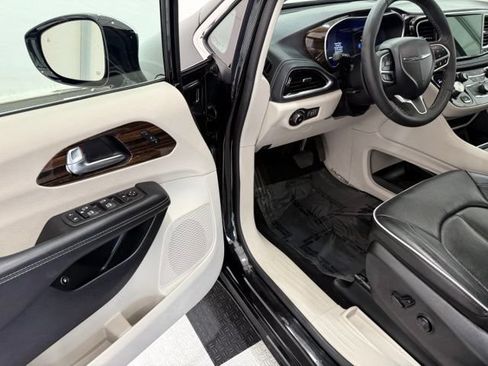 Used 2023 Chrysler Pacifica Limited FWD image 35