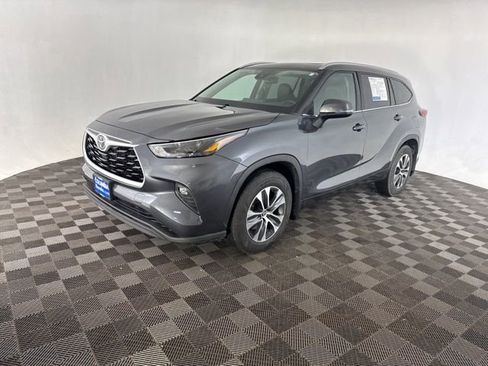 Used 2022 Toyota Highlander XLE image 4