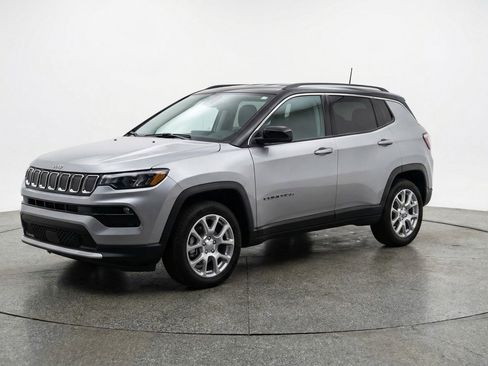 Used 2025 Jeep Compass Limited AWD/4WD image 3