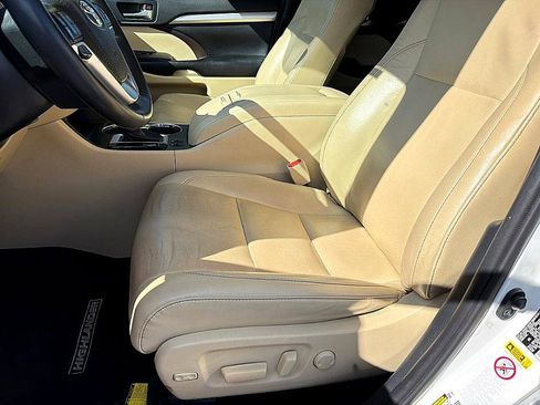 Used 2019 Toyota Highlander XLE image 9