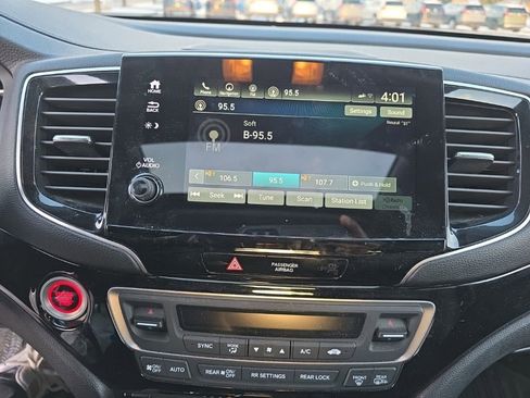 Used 2019 Honda Pilot Touring image 16