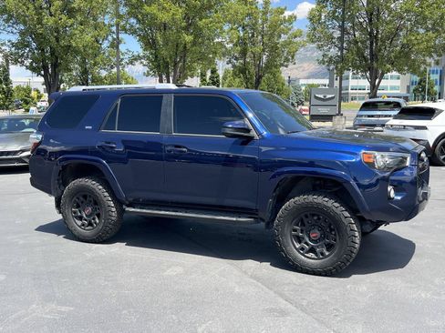 Used 2018 Toyota 4Runner SR5 AWD/4WD image 5