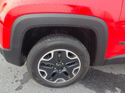 Used 2017 Jeep Renegade Trailhawk w/ Premium Trailhawk Package AWD/4WD image 28