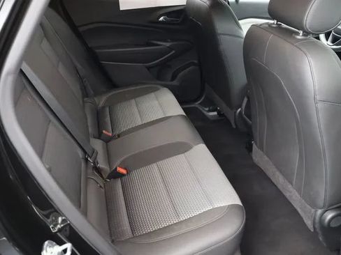Used 2025 Chevrolet Trax LT FWD image 18