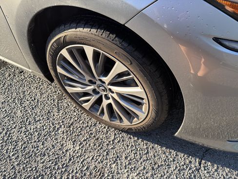 Used 2019 Lexus ES 300h w/ Premium Package FWD image 11