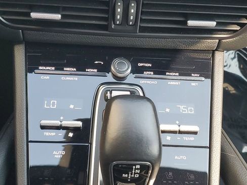 Used 2022 Porsche Cayenne AWD/4WD image 30