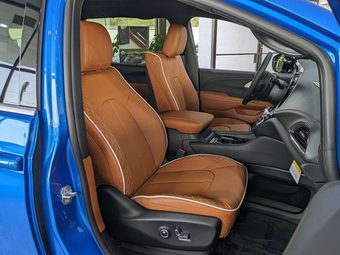 New 2026 Chrysler Pacifica Pinnacle w/ Trailer Tow Group image 30