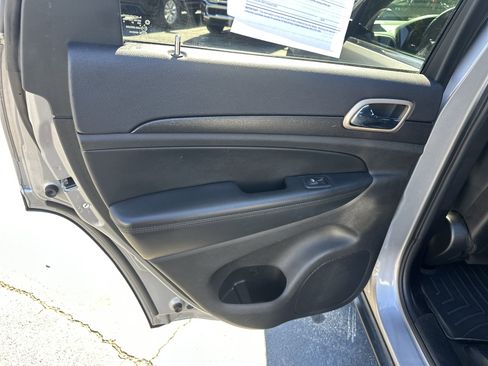 Used 2016 Jeep Grand Cherokee Laredo image 23