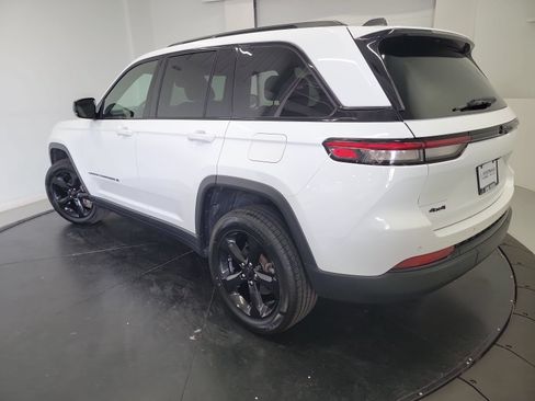 Used 2022 Jeep Grand Cherokee Altitude AWD/4WD image 6