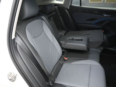 Certified 2025 Volkswagen Tiguan SE image 27