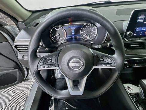 Used 2025 Nissan Altima 2.5 SV FWD image 10