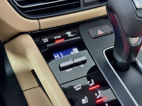 Certified 2026 Porsche Macan AWD/4WD image 17