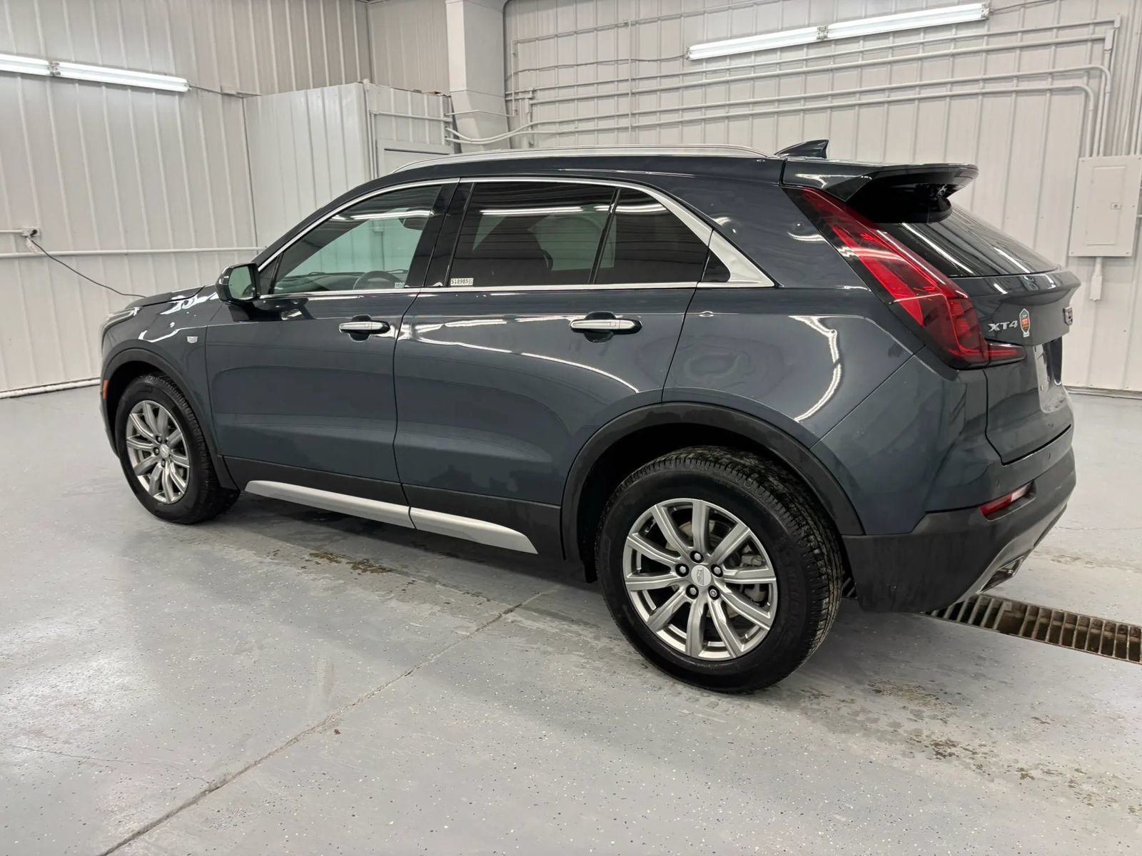 Used 2020 Cadillac XT4 Premium Luxury w/ Technology Package FWD image 3