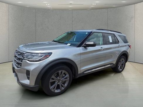 Used 2025 Ford Explorer Active w/ Active Comfort Package AWD/4WD image 9