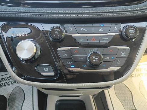 Used 2024 Chrysler Pacifica Touring-L FWD image 15