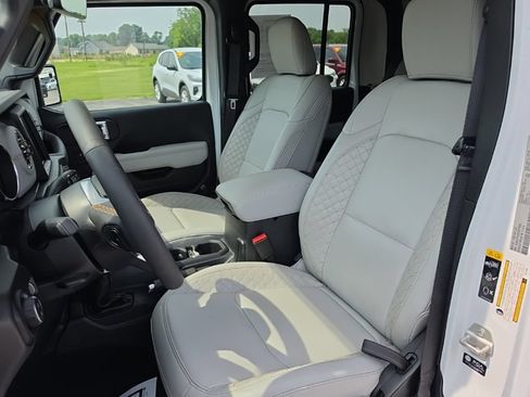 Used 2023 Jeep Gladiator Overland AWD/4WD image 19