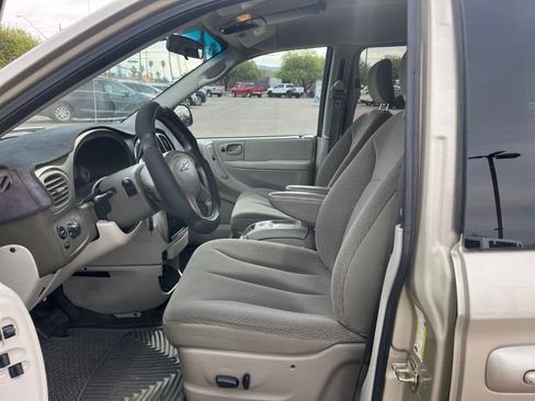 Used 2005 Chrysler Town & Country Touring w/ Trailer Tow Group image 14