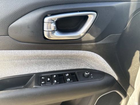 Certified 2024 Jeep Compass Latitude image 17