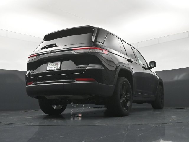 Used 2023 Jeep Grand Cherokee Limited w/ Black Appearance Package AWD/4WD image 23