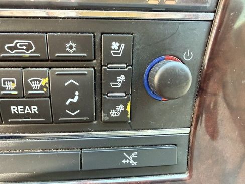 Used 2011 Cadillac Escalade Premium RWD image 26