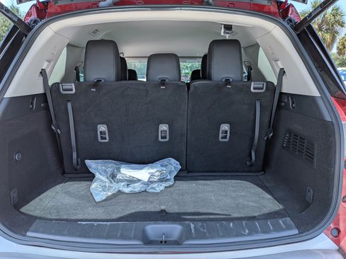 Used 2024 Nissan Pathfinder SL FWD image 11
