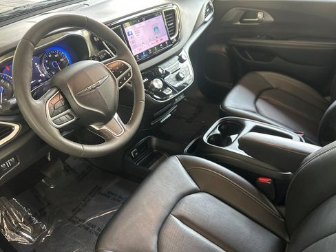 Used 2025 Chrysler Pacifica Select FWD image 10